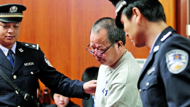 Zhou Weisi was tried (middle)